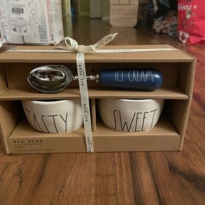 Rae Dunn tasty sweet icecream bowls with scooper